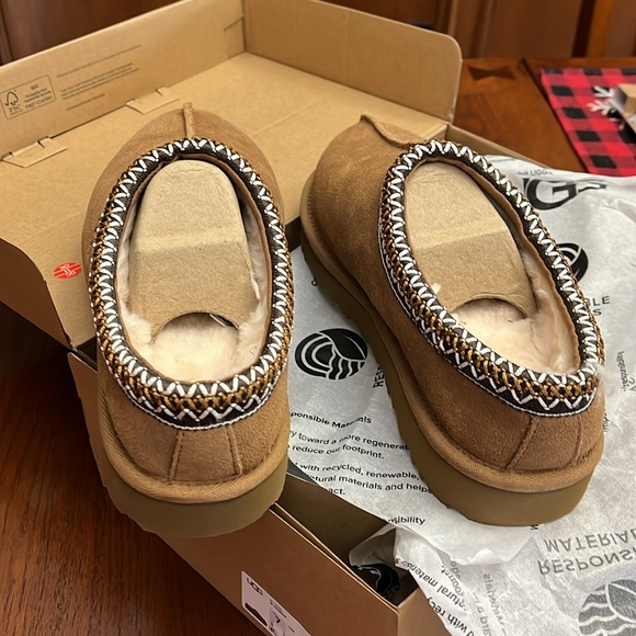 NWT UGG size 7 Tasman 
Chestnut color. Never worn. - Picture 2 of 4